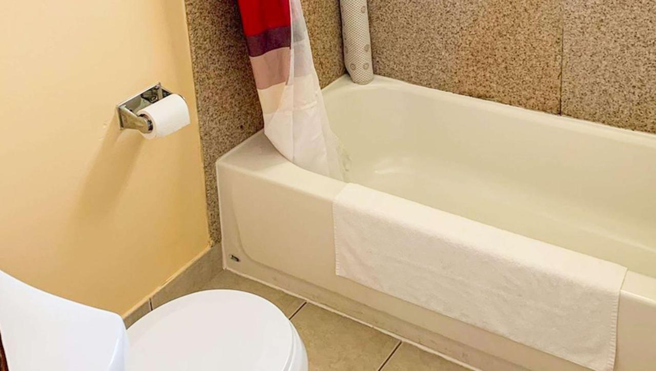 Relax Inn Bloomsburg Bagian luar foto