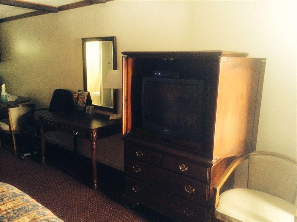 Relax Inn Bloomsburg Bagian luar foto