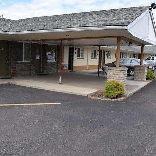 Relax Inn Bloomsburg Bagian luar foto